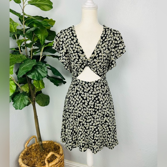 Free People Daisy Print Cutout Front Twist Flutter Sleeve Mini Dress w Open Back - Picture 1 of 9